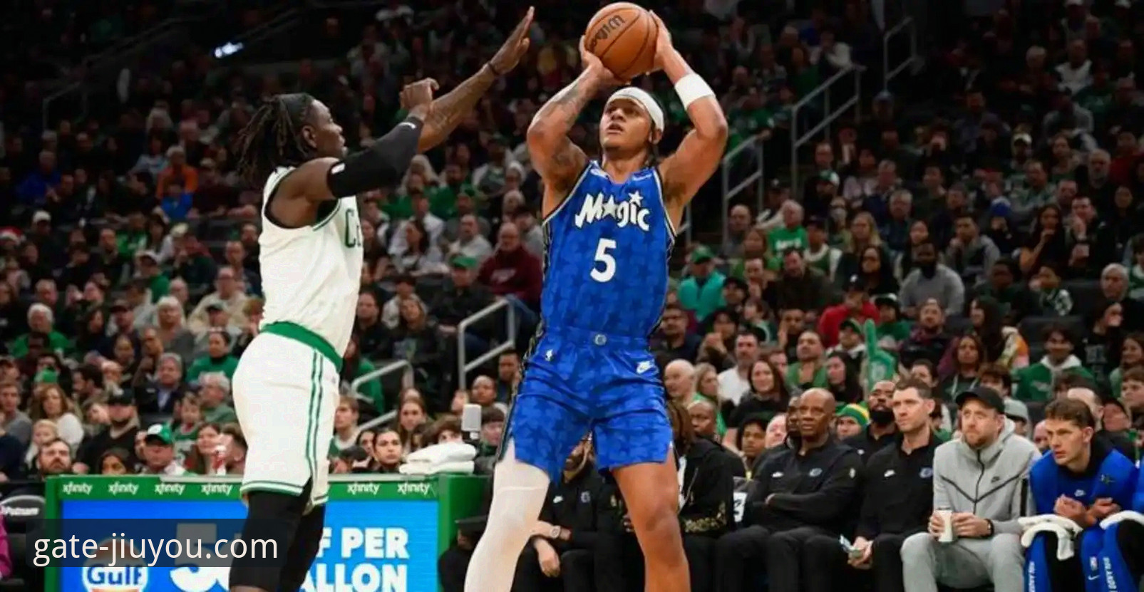 九游APP官方下载 米切尔42分 vs 班凯罗36分:一场巨星对轰背后的战术博弈,九游APP如何让你看得更明白?